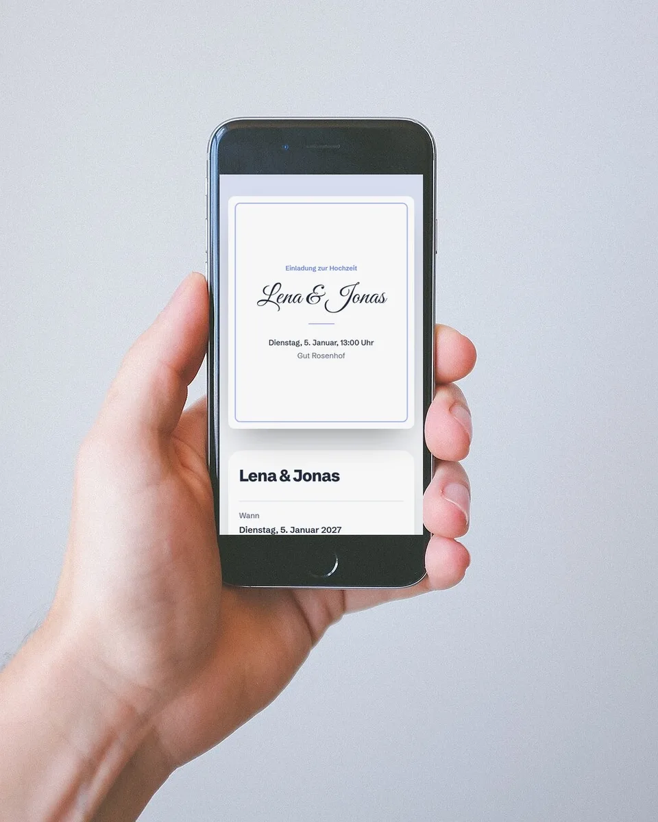 Eine Hand hält ein Smartphone, auf dem eine InviteFlow-Einladung zur Hochzeit von Lena und Jonas geöffnet ist